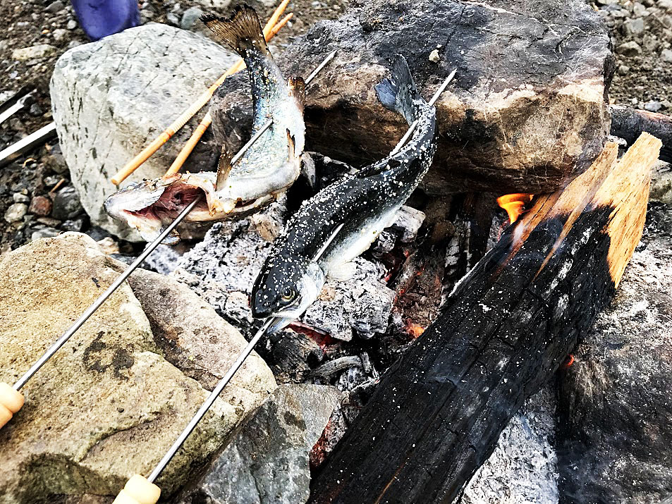 釣ったマスを塩焼きに