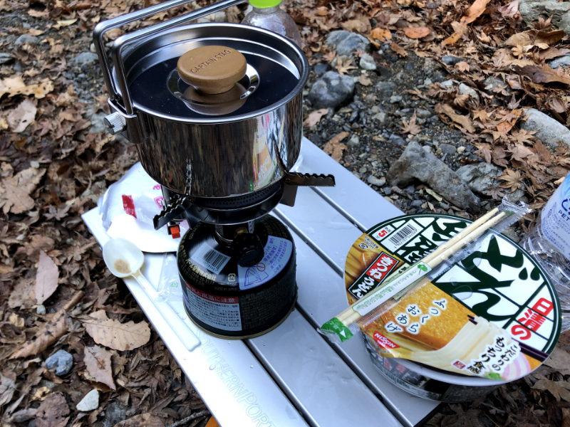 シングルバーナーでお湯を沸かしてカップ麺