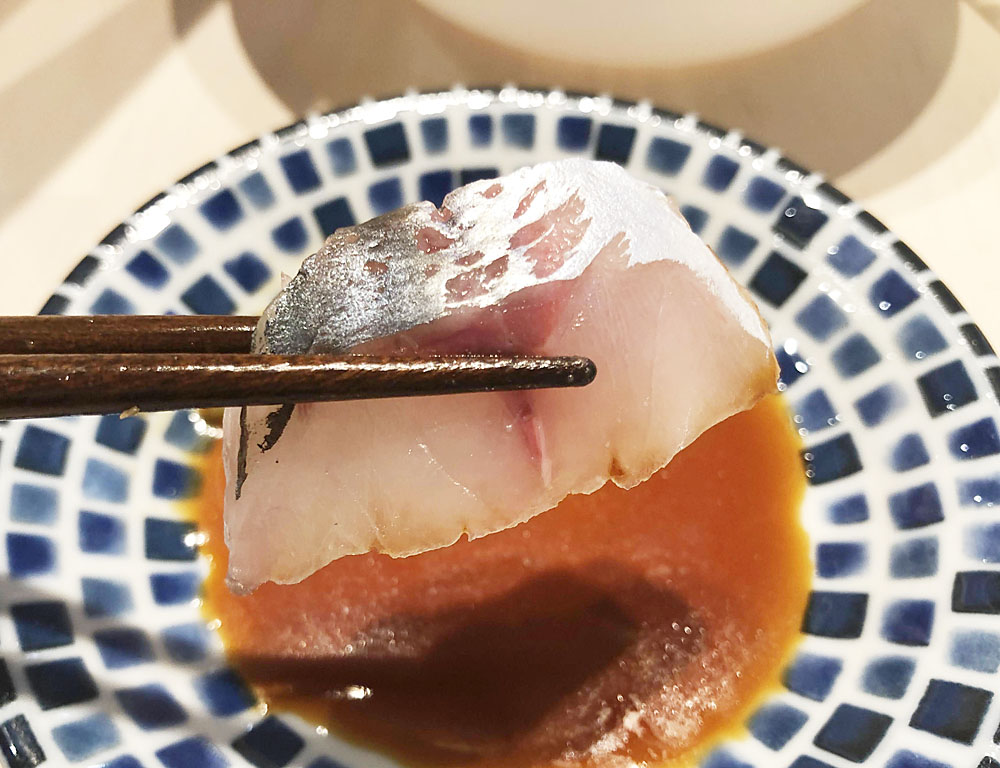 サシが入った身と醤油に浮いた脂