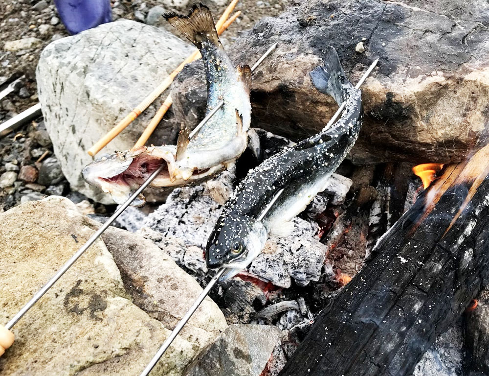 釣ったニジマスの食べ方4選 塩焼きから刺身までの定番レシピ Fam Fishing