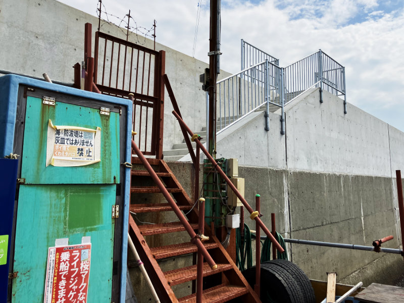 武庫川渡船の陸側船着き場へアクセスする階段
